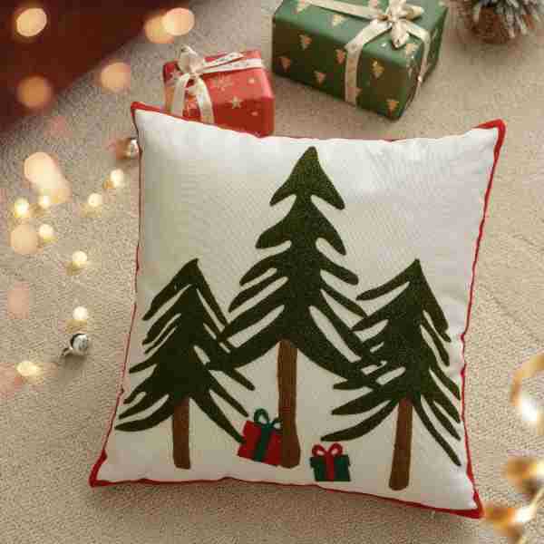 Decorative cushion cover with festive Christmas star print and pom-pom trim Stornfield