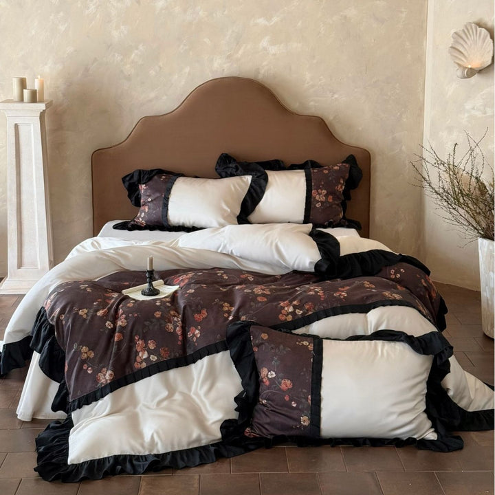 Bedding set with floral print and decorative ruffles