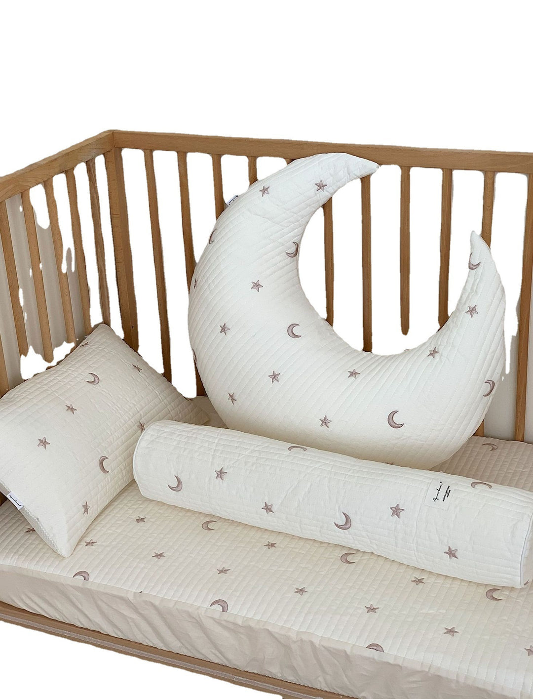 Mouth-shaped baby neck support pillow with quilted cover and teddy embroidery