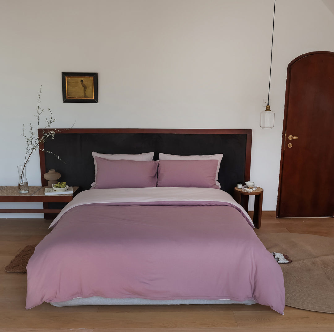 Breathable reversible bedding set made of organic cotton with light quilt and pillowcases