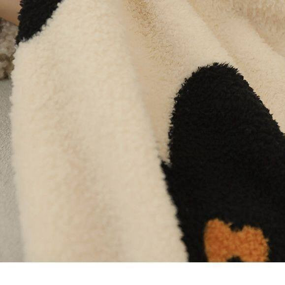 Cozy Fleece Throw Blanket with Bold Floral Design