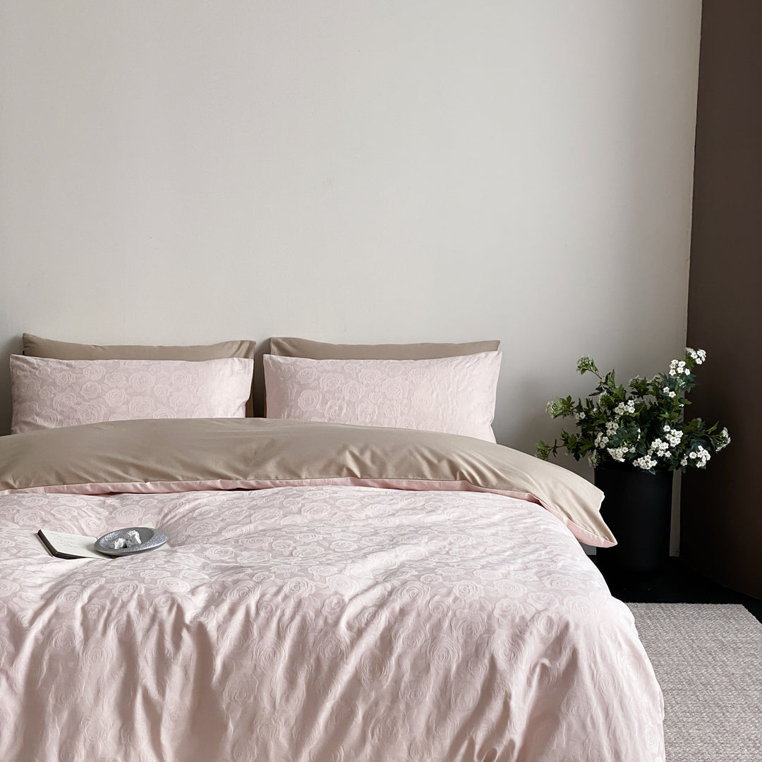 Reversible bed linen set made of cotton satin with fine jacquard structure