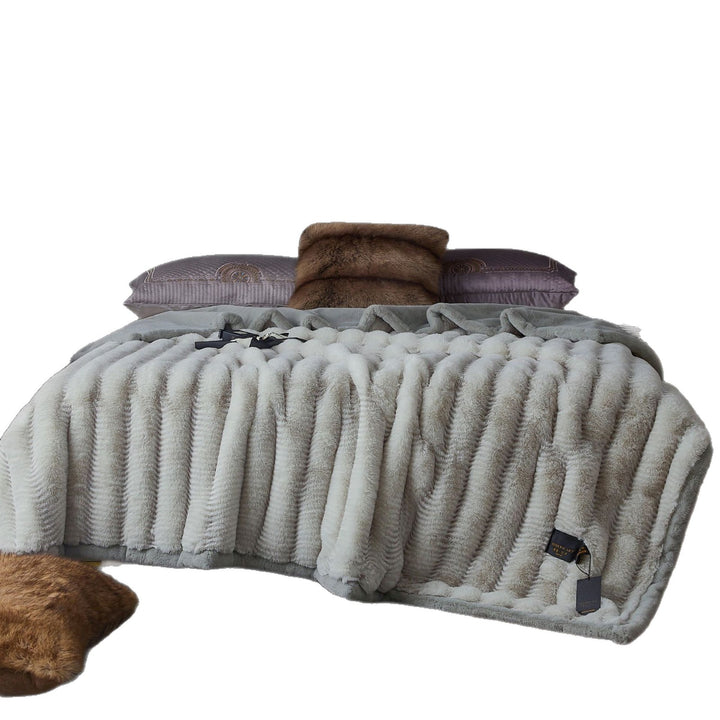 extra soft cuddly blanket made of faux fur with ribbed texture and thermal lining