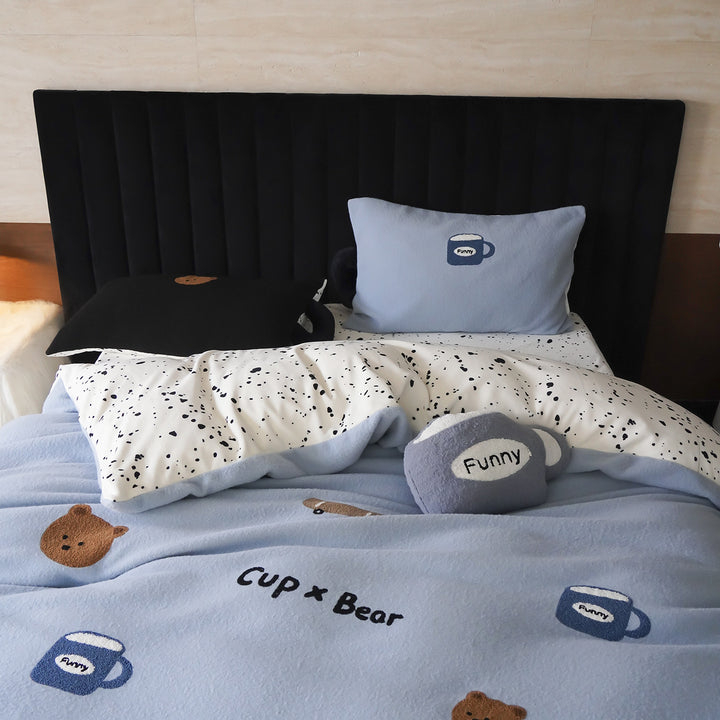 Bedding set with embroidered puppy motifs and soft fleece