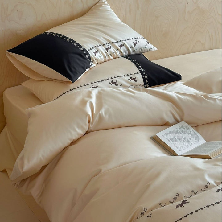 Satin bedding set with embroidered horse and leaf border
