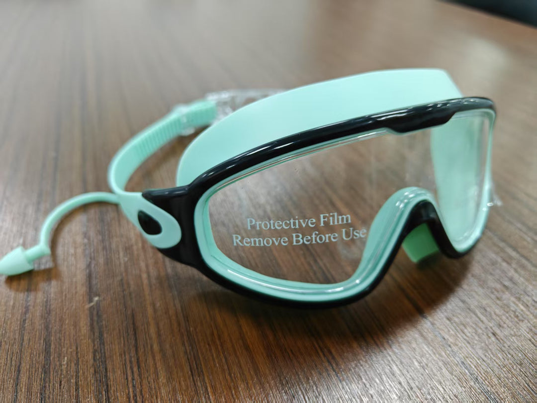 Diving mask with wide field of view and magnet holder Stornfield