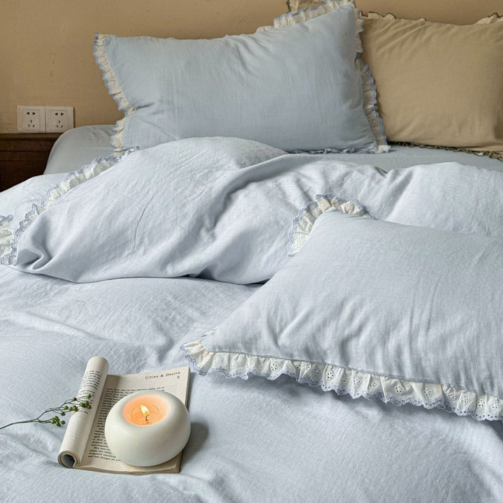 Bedding set made of linen-cotton blend with delicate lace ruffle