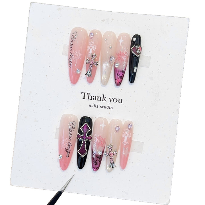 Artificial nails with glamorous accents and sparkling embellishments Stornfield