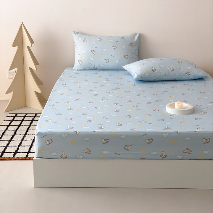 Children's fitted sheet with elastic all-around hem and cute dog print