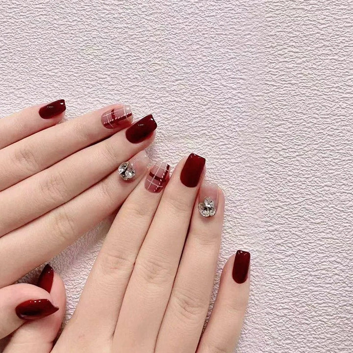 Artificial nail set with elegant, shimmering design and creative accents Stornfield