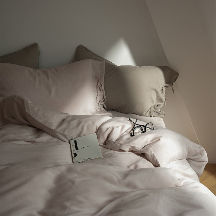 Bedding set made of finely woven cotton satin with ties, fitted sheet, and quilted blanket
