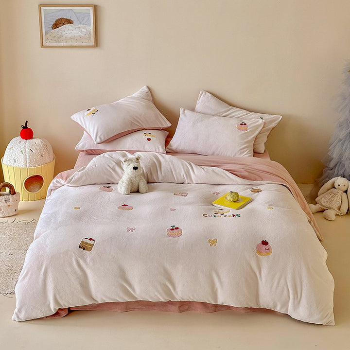 Bedding set with embroidered cupcake motifs and soft cotton blend