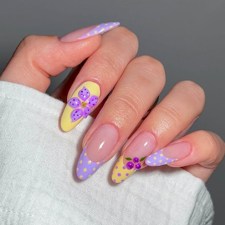 Artificial fingernails with floral design and glitter accents Stornfield