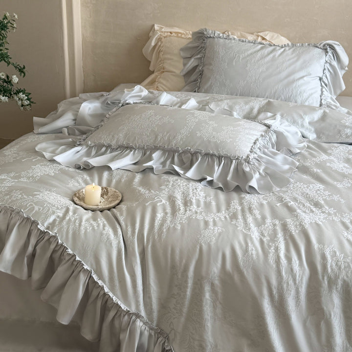 Luxurious bedding set with ruffles and jacquard pattern