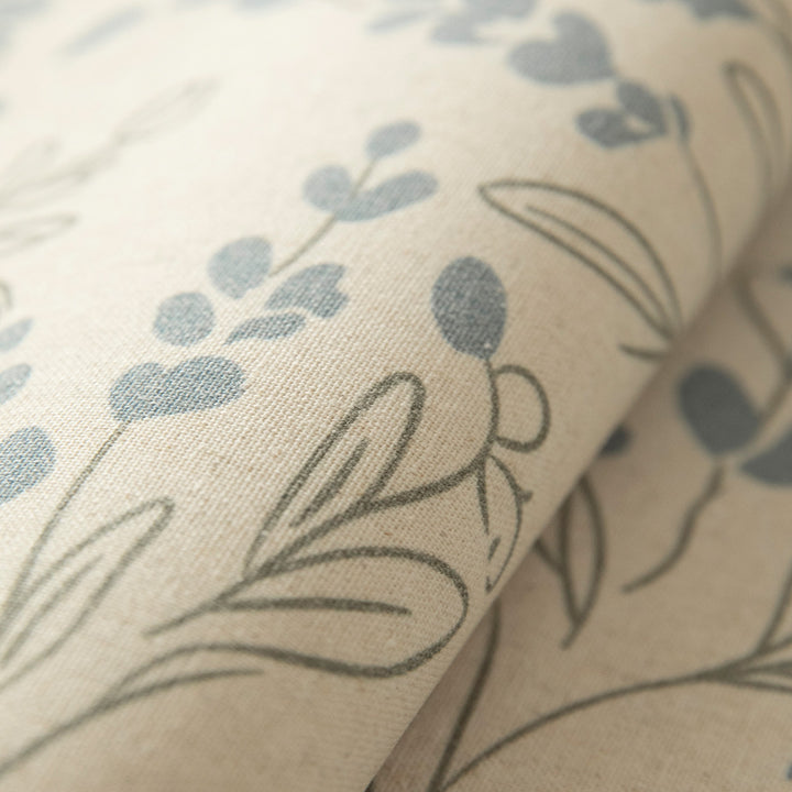 Shaped table set with curved contour and botanical leaf pattern Stornfield