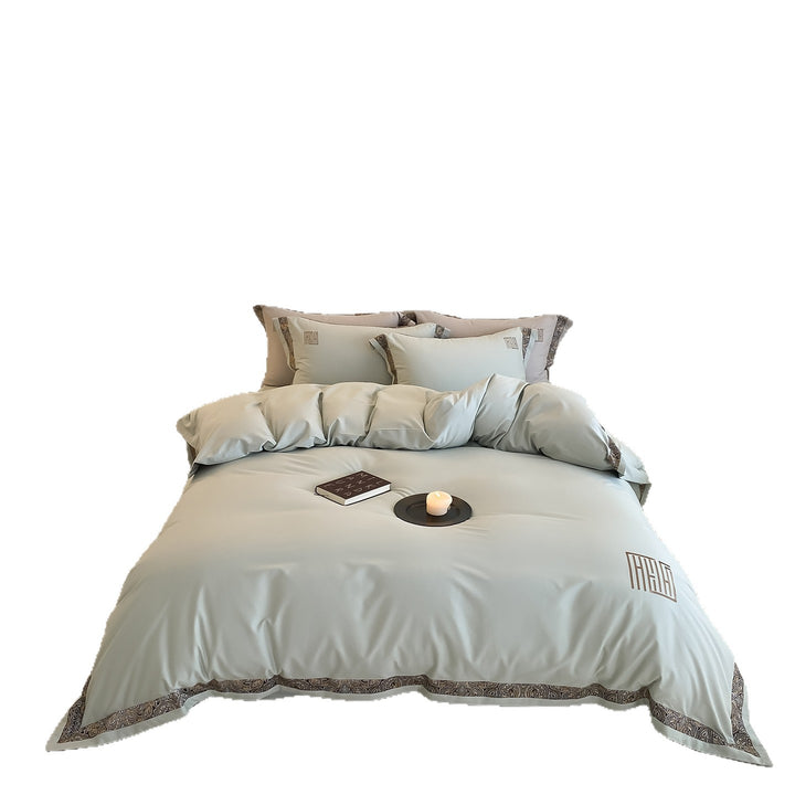 Luxurious bedding set made of cotton satin with paisley border and monogram embroidery
