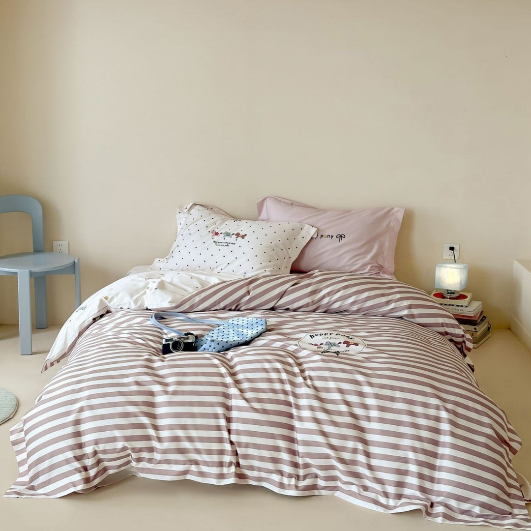 Bedding set for children made of cotton satin with contrasting piping and puppy print