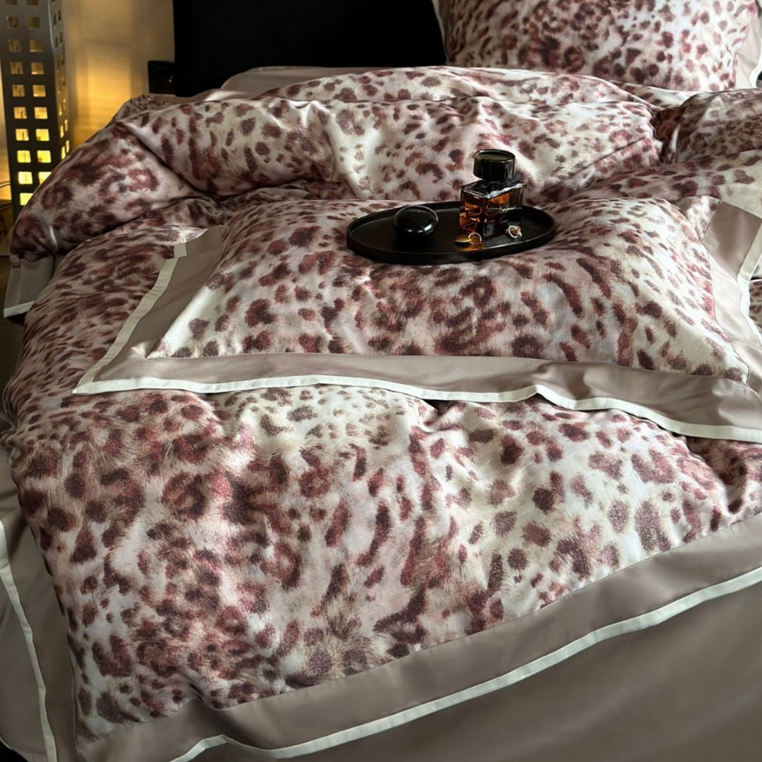 Generous bedding set made of cotton satin with a delicate leopard pattern and contrasting piping