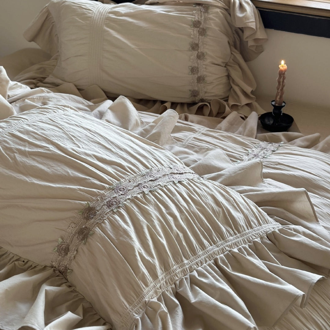 Romantic ruffle bedding set made of cotton muslin with flounce details