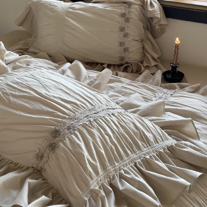 Romantic ruffle bedding set made of cotton muslin with flounce details
