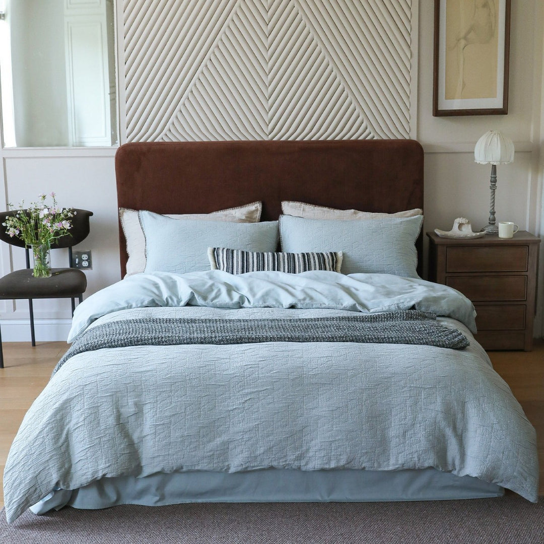 Bedding set made of cotton-linen with textured crinkle look and quilted bedspread