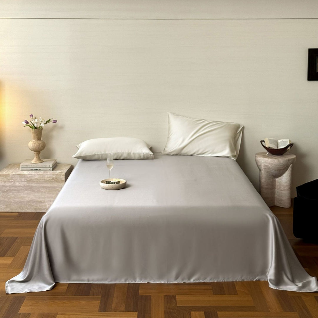 Luxurious satin bedding set with a silky-smooth surface, reversible function and hotel closure