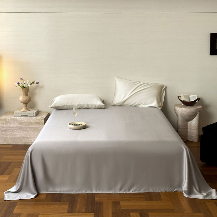 Luxurious satin bedding set with a silky-smooth surface, reversible function and hotel closure