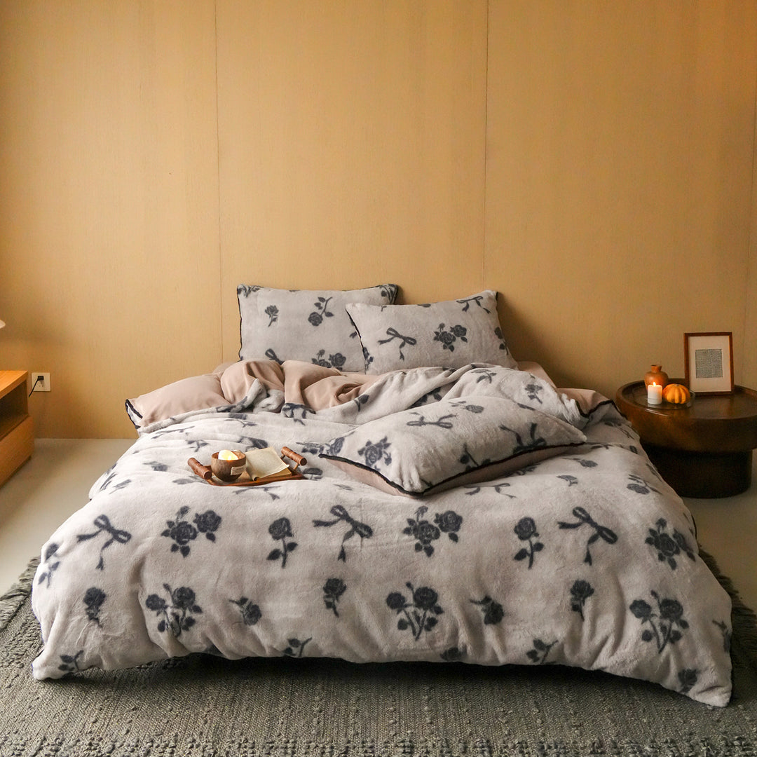Plush bedding set with floral microfleece quilt cover