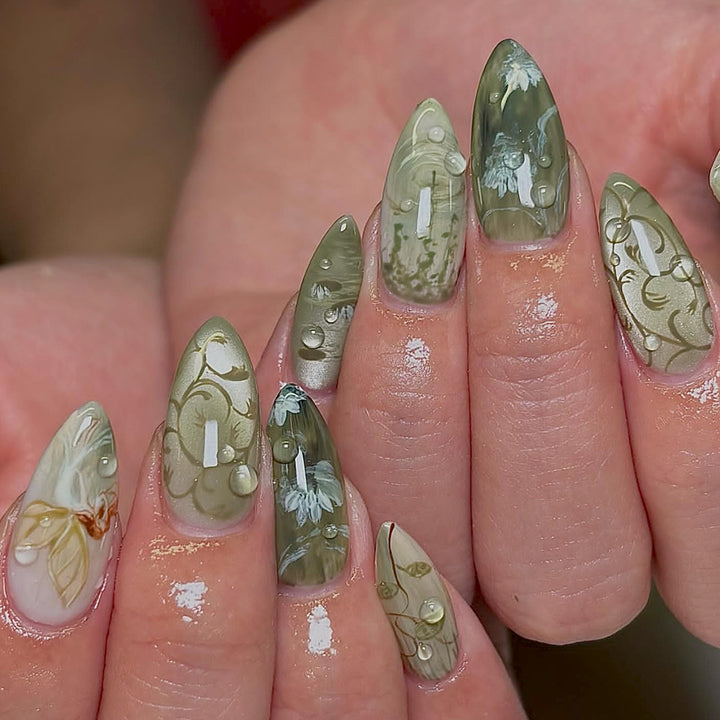Artificial fingernails with handmade natural motifs Stornfield