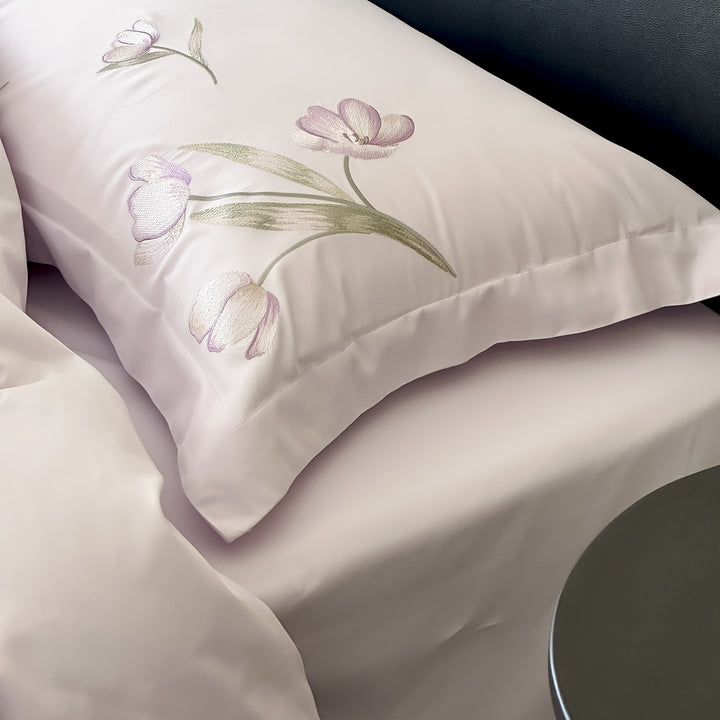 Bedding set made of cotton satin with delicately designed tulip print and extra soft finish