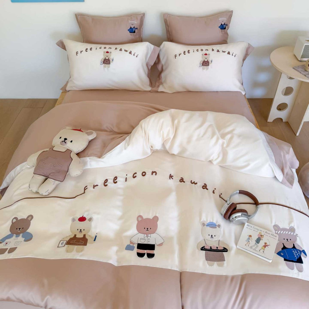 Cotton satin bedding set with embroidered bear appliqués and hotel closure