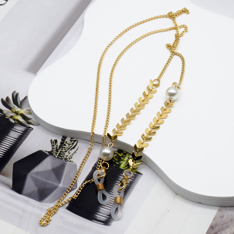 Elegant Pearl-Accented Chain Eyewear Holder Stornfield