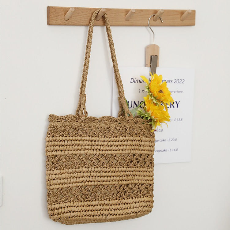 Hand-knotted beach bag in modern mesh design Stornfield
