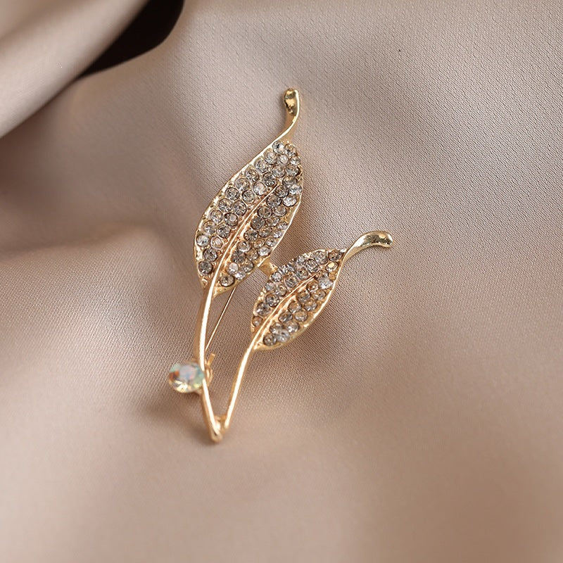 Elegant brooch with leaf shape and crystals Stornfield