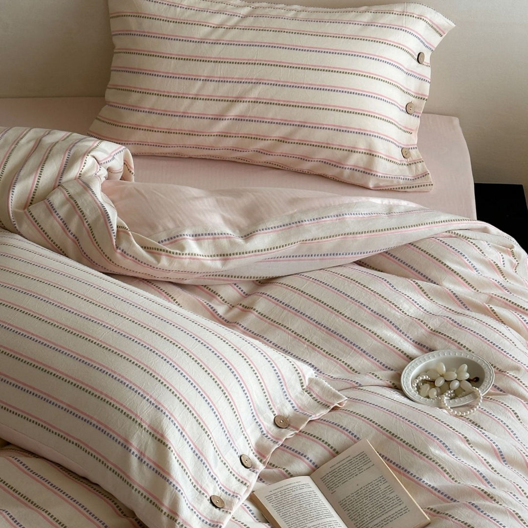 Striped cotton bedding set with wooden buttons and Oxford pillow
