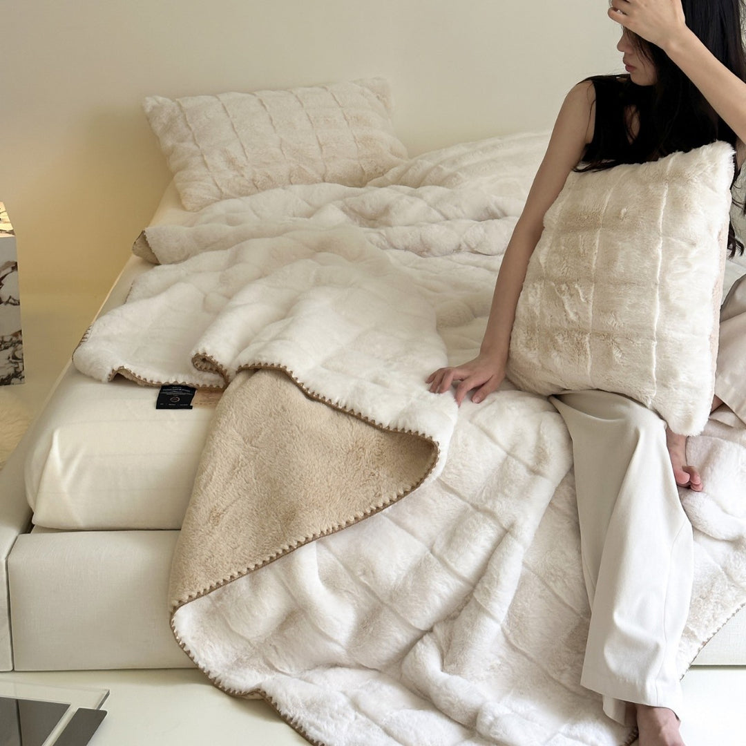 Cuddle faux fur throw blanket extra soft, quilted and insulating