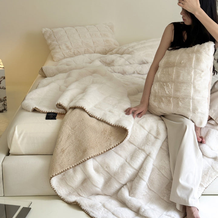 Cuddle faux fur throw blanket extra soft, quilted and insulating