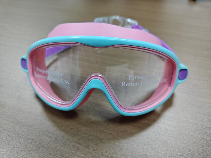 Swimming mask with wide field of vision and UV protection Stornfield