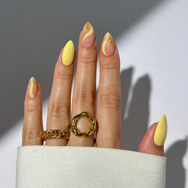 Artificial Press-On Nails with glamorous designs Stornfield
