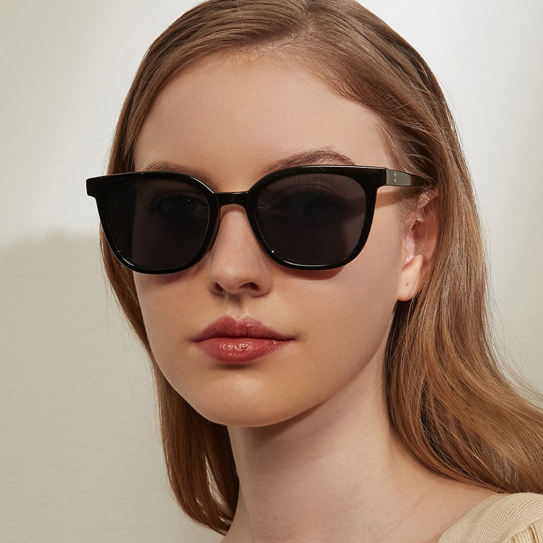 Ladies fashionable sunglasses with modern plastic frame Stornfield