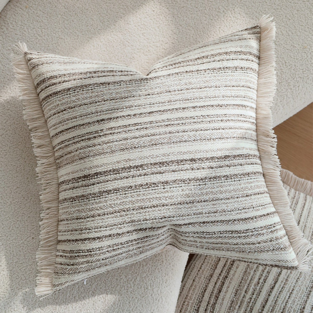 Decorative cushion with fringes