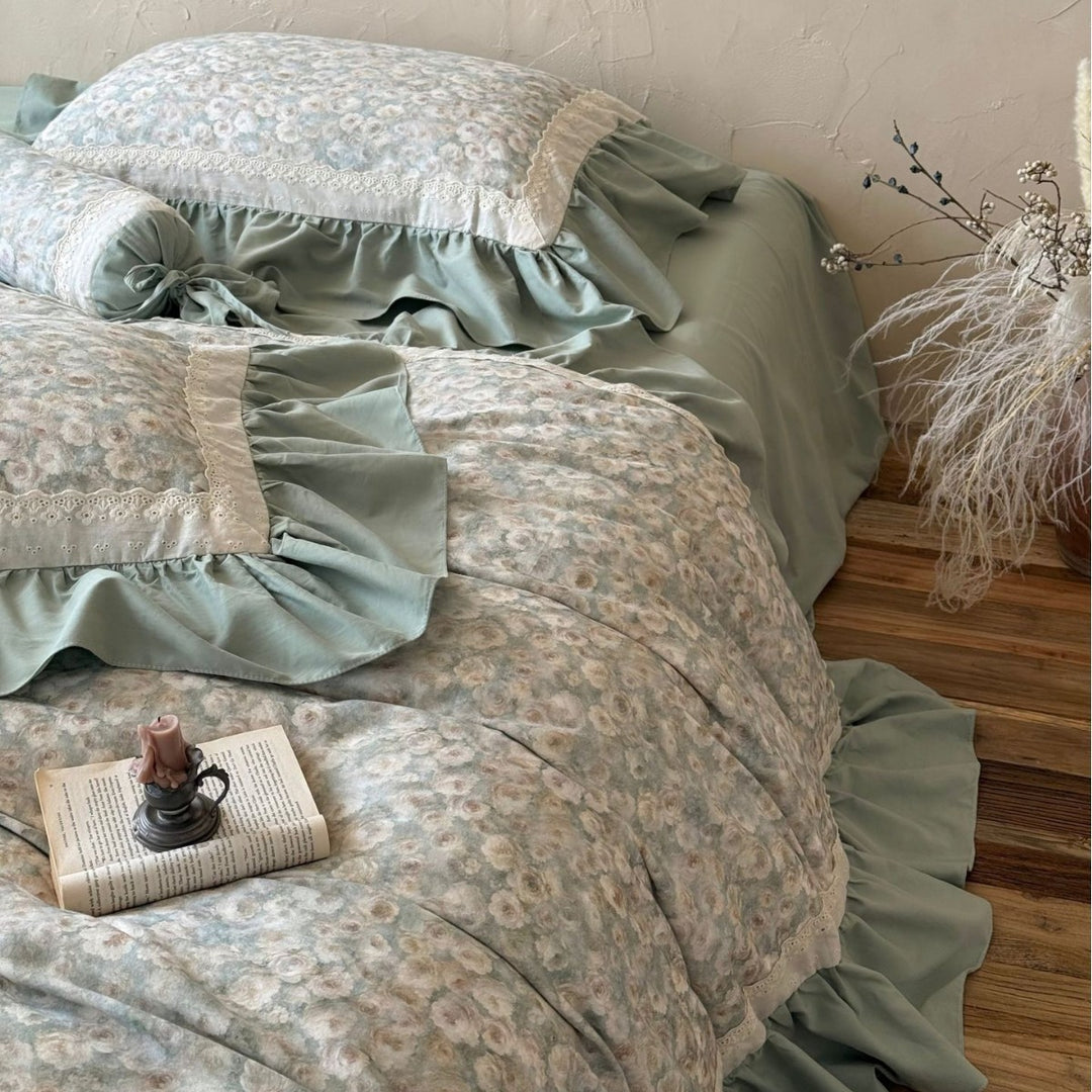 Vintage floral bedding set with ruffled bed skirt and lace trim