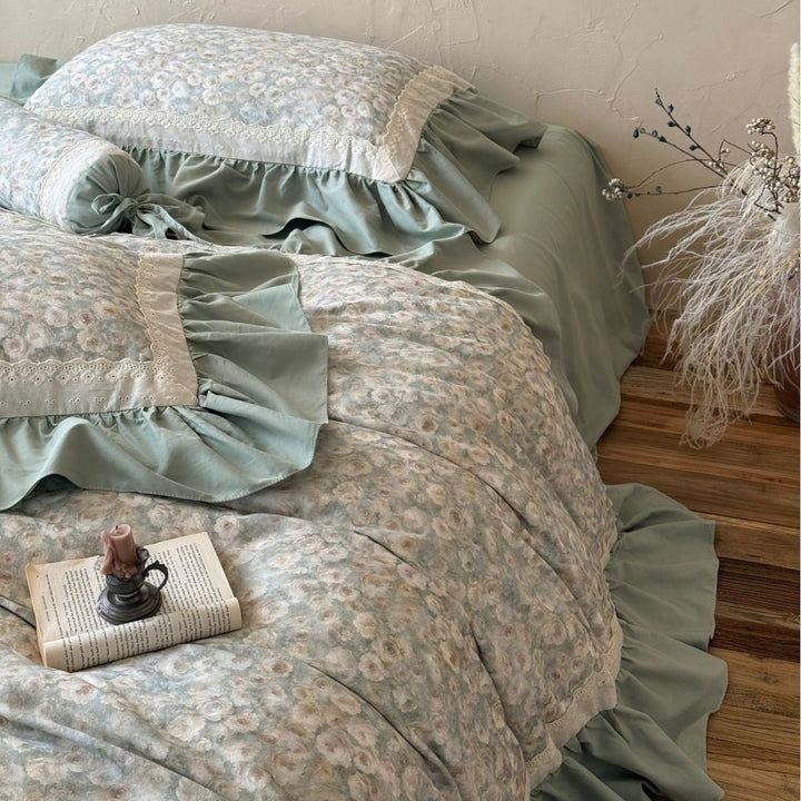 Vintage floral bedding set with ruffled bed skirt and lace trim
