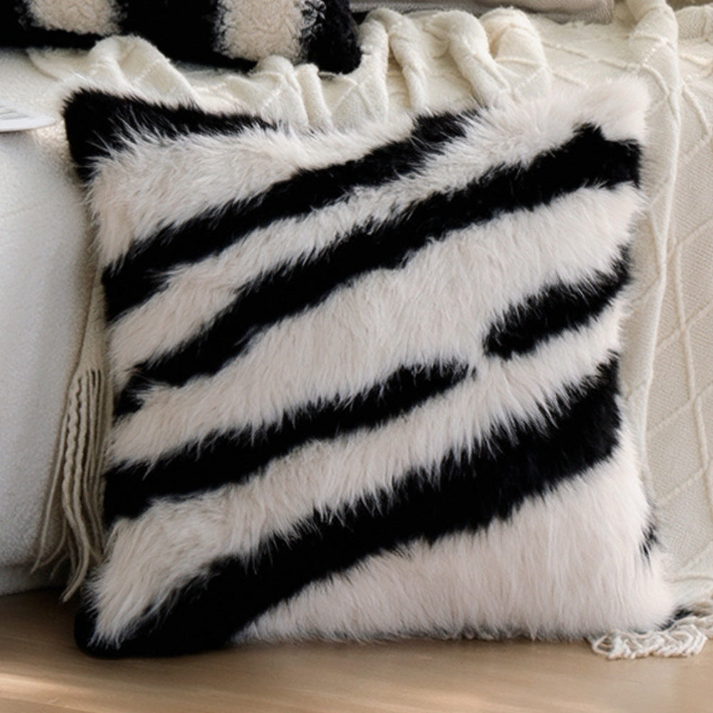 Decorative pillow with luxurious plush knit