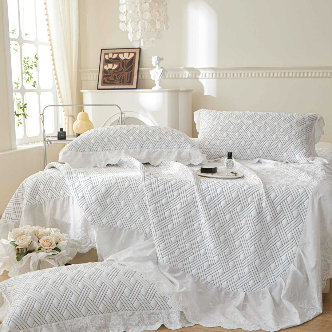 Bedspread with waffle structure and subtle snowflake embroidery