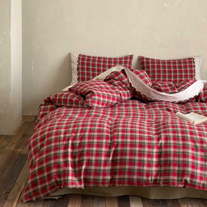 Reversible bedding set made of cotton percale with checkered Vichy pattern and solid colored reverse