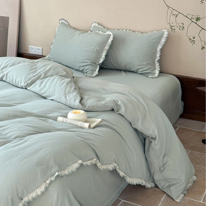 Bedding set made of linen-cotton blend with delicate lace ruffle