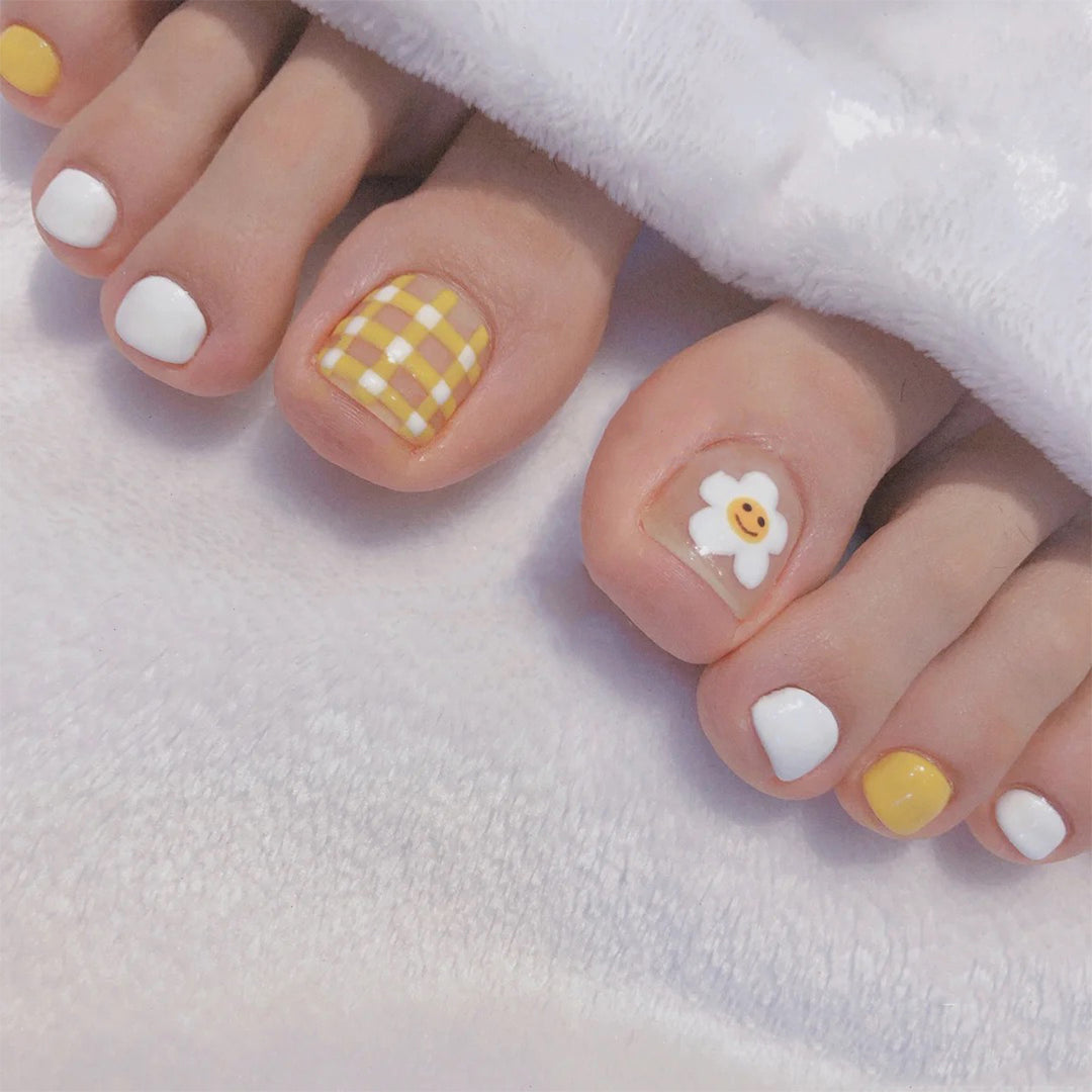 Artful toenail design with cheerful flower motifs Stornfield