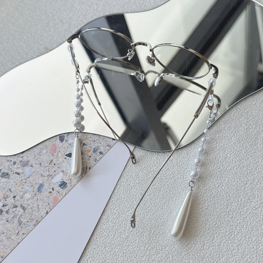 Elegant Pearl-Accented Eyewear Chain Stornfield