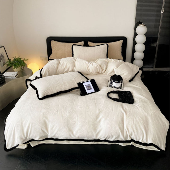 Quilt bedding set made of high-quality cotton satin with contrasting piping edge